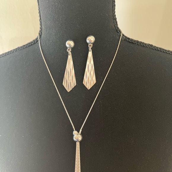 What a Fun Chain Necklace! Stunning 925 Earrings. 19” Necklace with 8”Fringe. - Picture 3 of 7